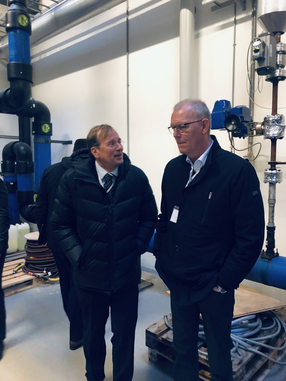 Sønderborg Varmes direktør Erik Wolff og forretningsfører f. Wirtschaftsrat SH Dr. Bertram Zitscher i anlæggets kælder. 