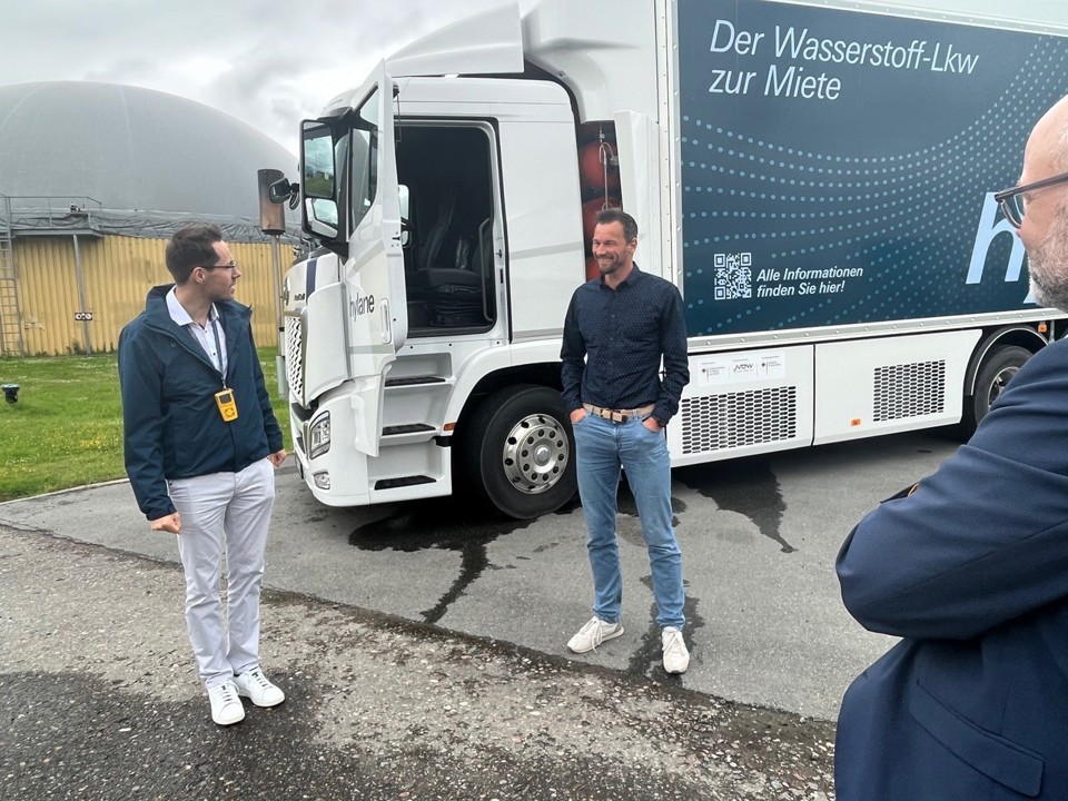  Gæsterne får fremvist et modulsystem for brintproduktion og -transport.