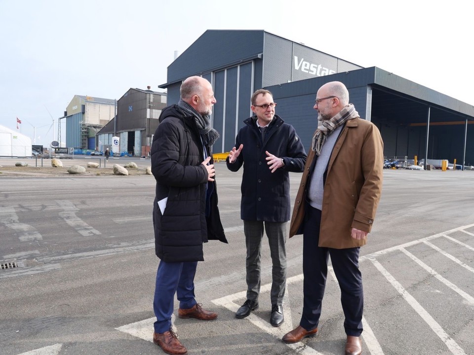 Digitaliseringsminister Dirk Schrödter (midt) i samtale med CEO Niels Erik Haug-Larsen (tv) frs Erhvervshus Fyn og chefkonsulent i Region Syddanmark Simon Faber. 